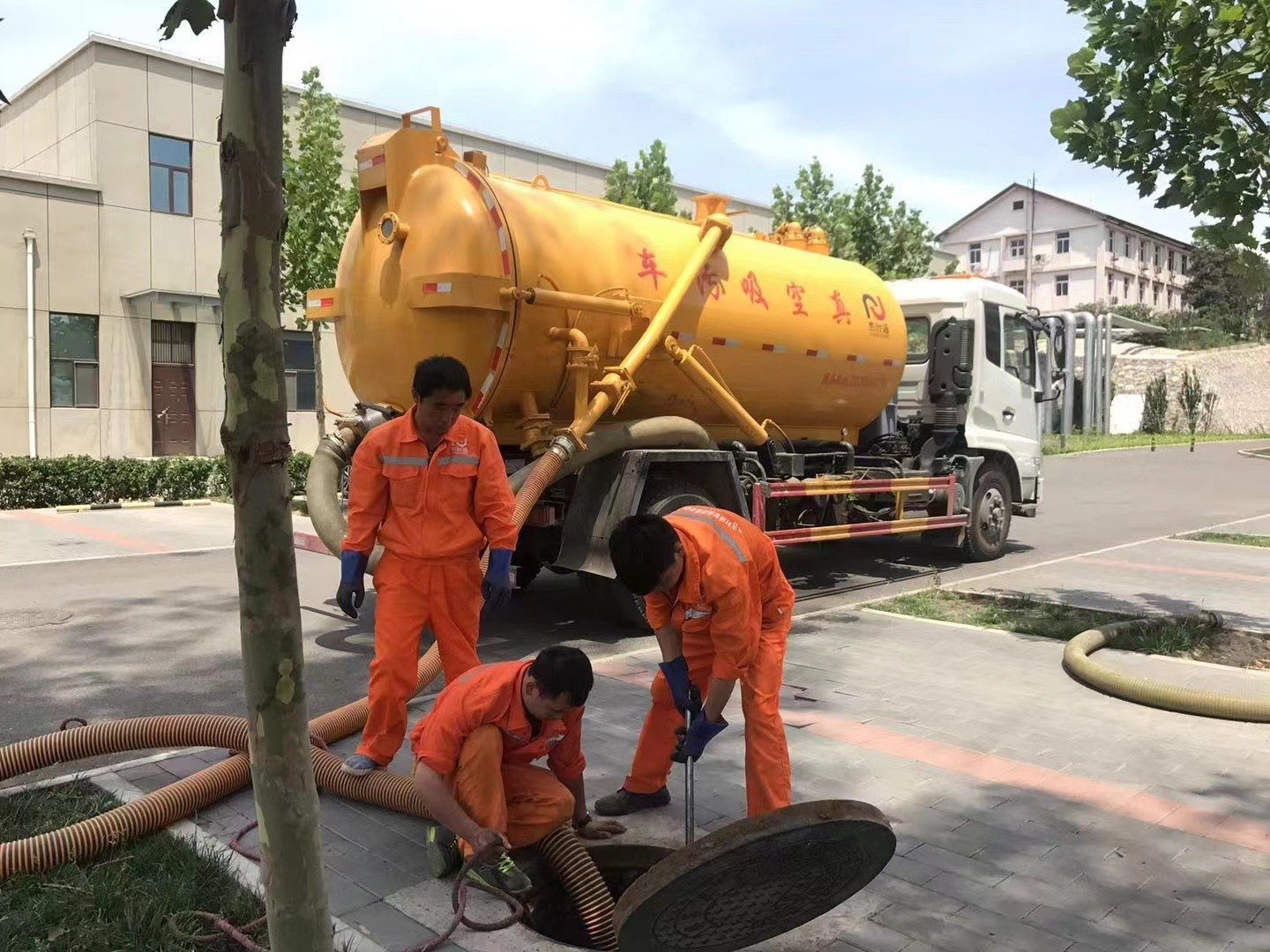 射洪管道疏通车停在窨井附近