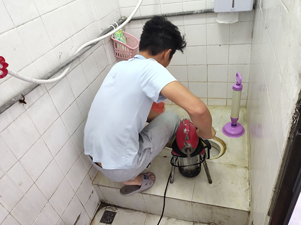 射洪管道堵塞冒臭气 专业师傅现场解决问题
