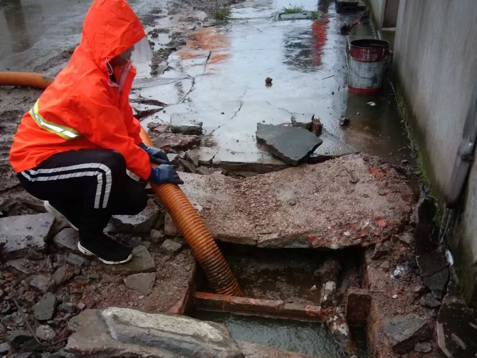 射洪专业清理污水池 炜誉市政以规范流程守护城市 “肠道”